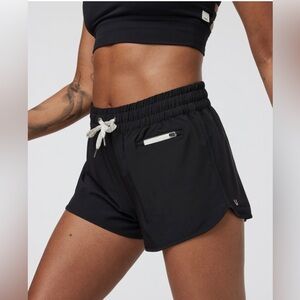 Vuori Clementine Short 2.0 in Black , size Small